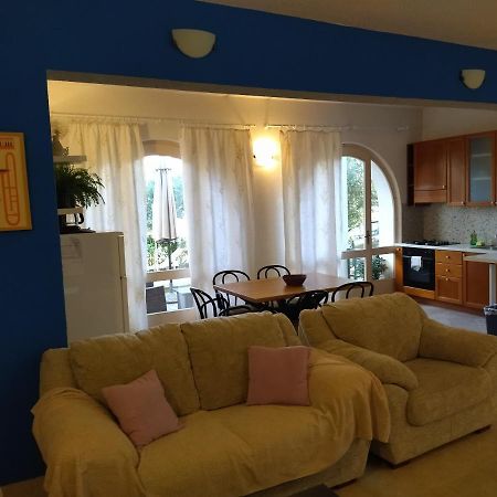 Holiday Home With Free Parking By The Beach Брела Экстерьер фото