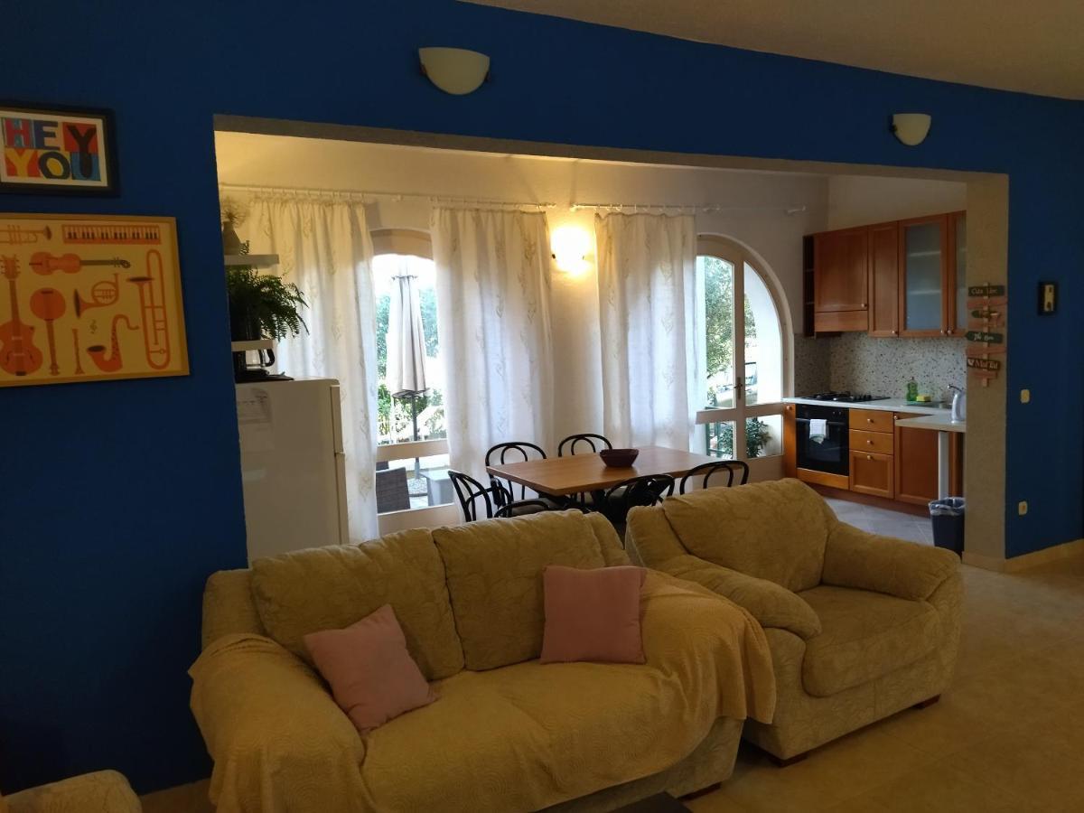 Holiday Home With Free Parking By The Beach Брела Экстерьер фото
