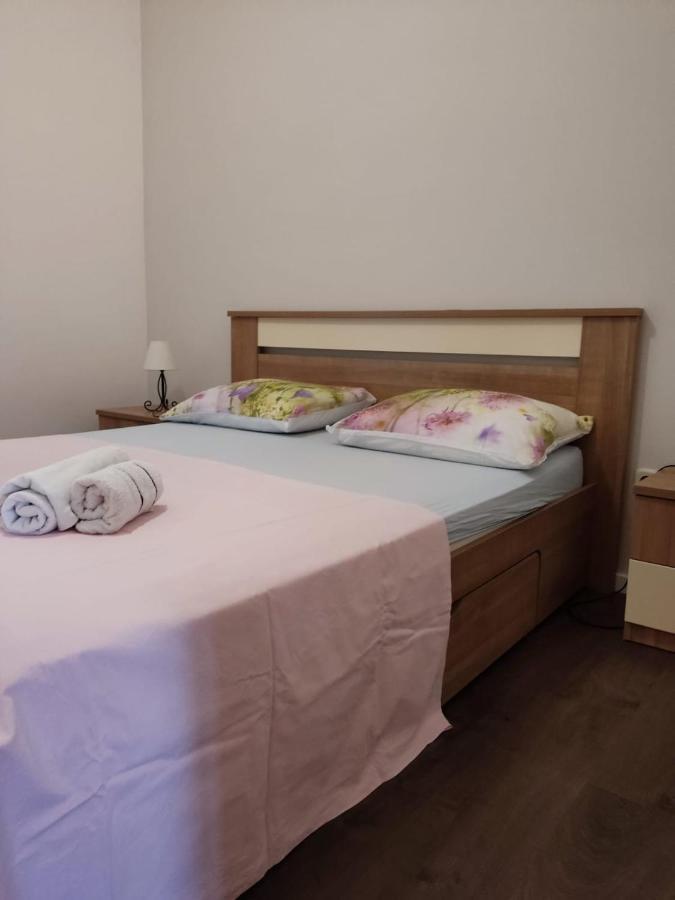 Holiday Home With Free Parking By The Beach Брела Экстерьер фото