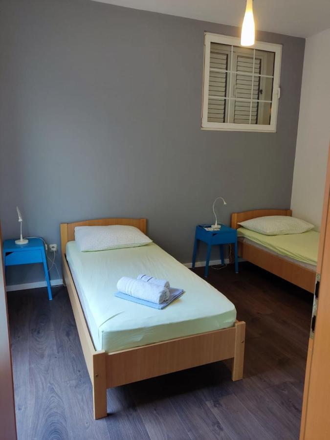 Holiday Home With Free Parking By The Beach Брела Экстерьер фото