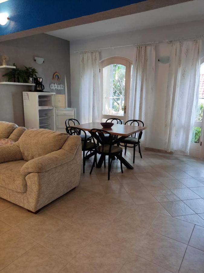 Holiday Home With Free Parking By The Beach Брела Экстерьер фото
