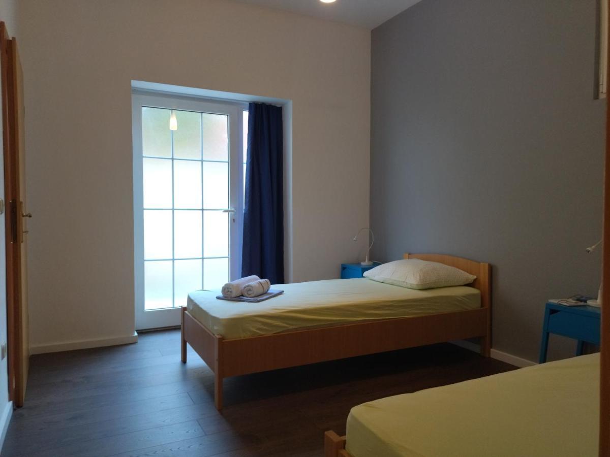 Holiday Home With Free Parking By The Beach Брела Экстерьер фото