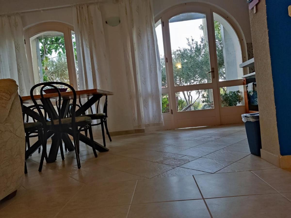 Holiday Home With Free Parking By The Beach Брела Экстерьер фото