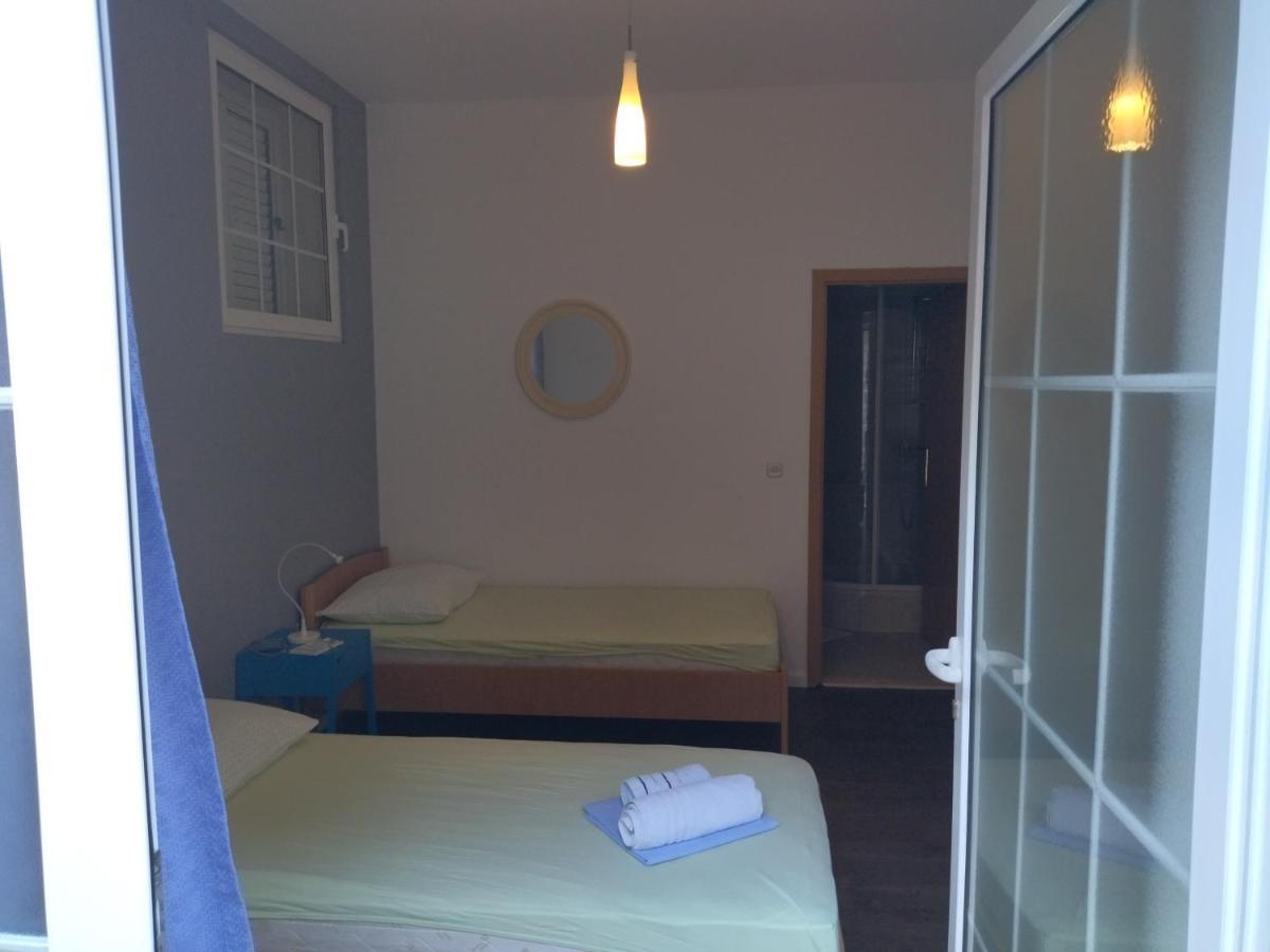 Holiday Home With Free Parking By The Beach Брела Экстерьер фото